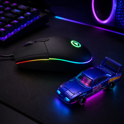 G3SE gamingmus på ett mörkt gamingskrivbord med reflektion från den flerfärgade RGB-belysningen