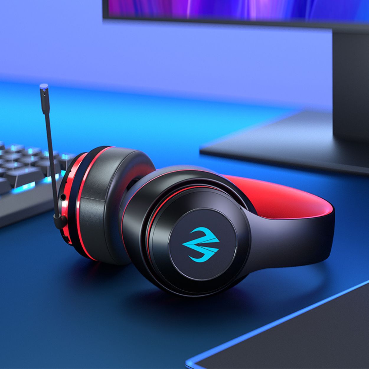 BC10 gaming-headset placerat på skrivbordet bredvid tangentbord och skärm