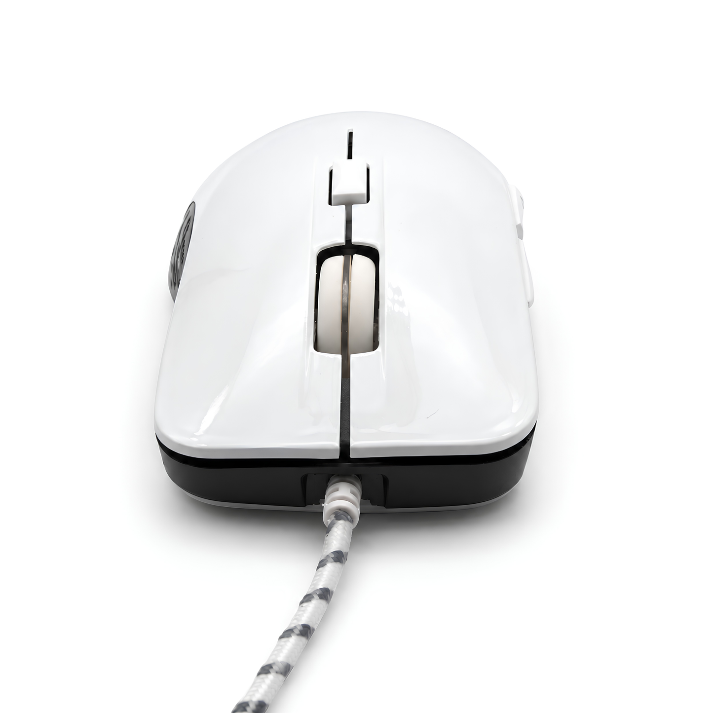 Vit gamingmus höger sidovy – svart greppzon med triangelmönster och flätad USB-kabel