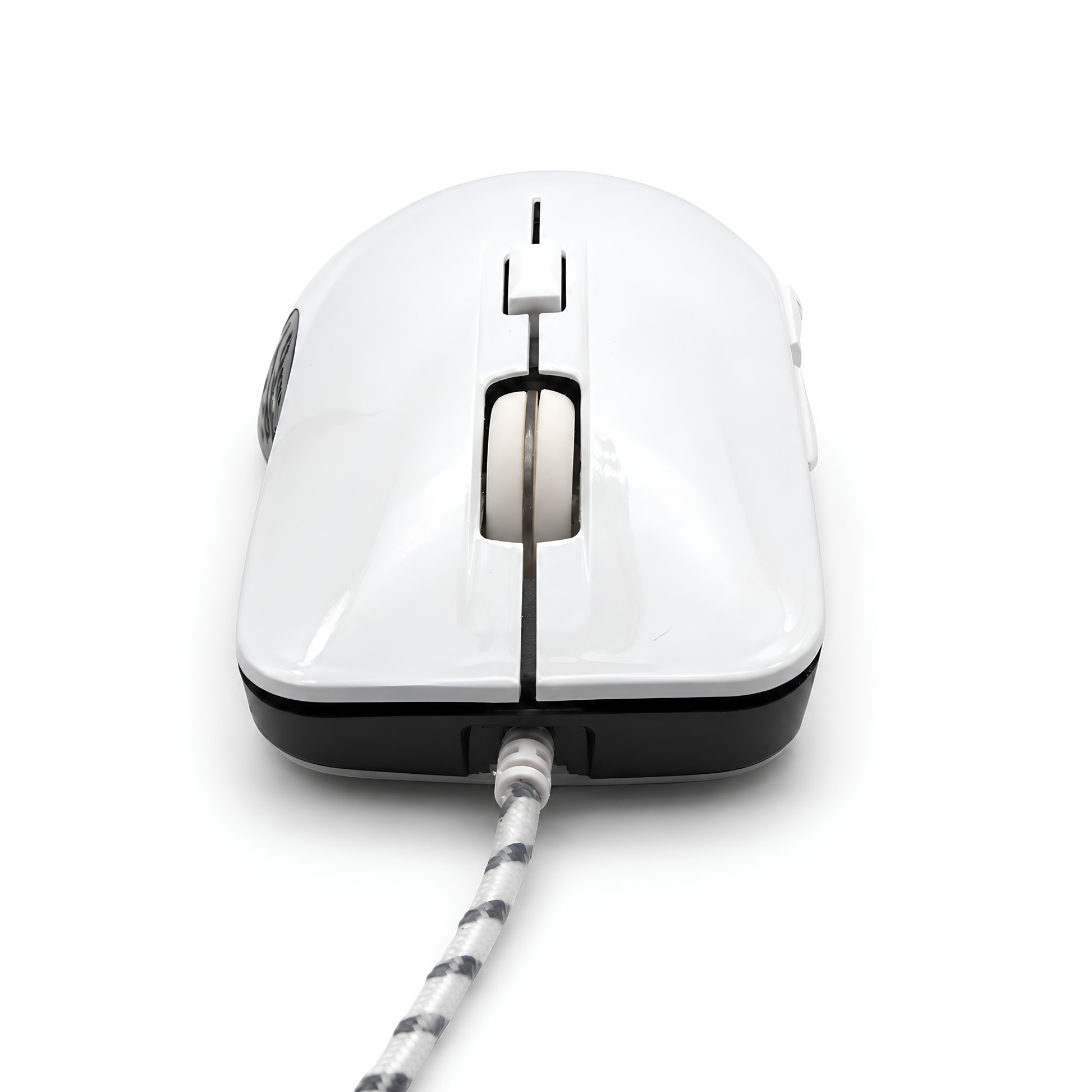 Vit gamingmus höger sidovy – svart greppzon med triangelmönster och flätad USB-kabel