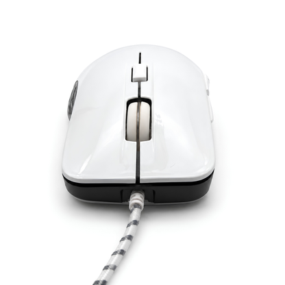Vit gamingmus höger sidovy – svart greppzon med triangelmönster och flätad USB-kabel