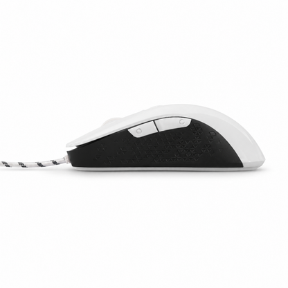 Vit gamingmus vänster sidovy – 2 programmerbara sidoknappar, svart greppzon och flätad USB-kabel