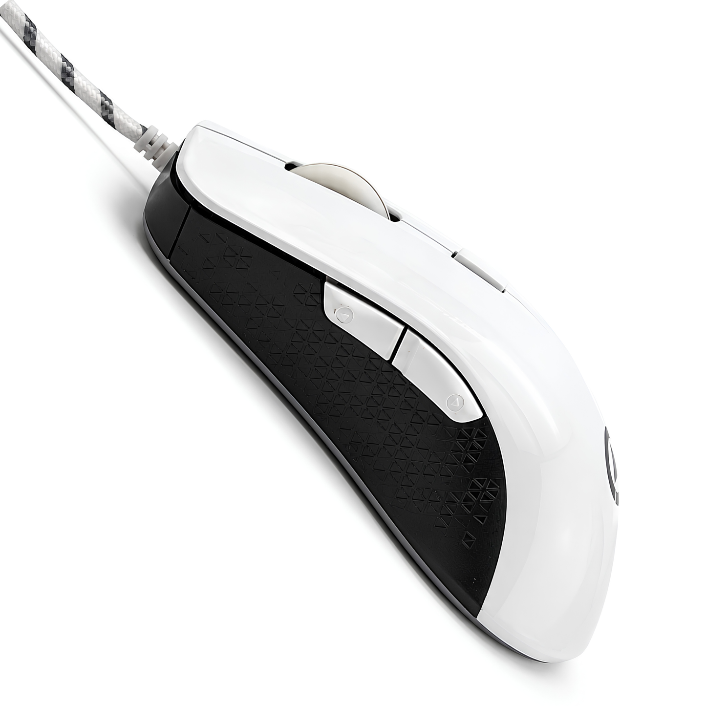 Vit gamingmus i vinkel – sidoknappar, svart greppzon och ergonomisk profil med flätad kabel
