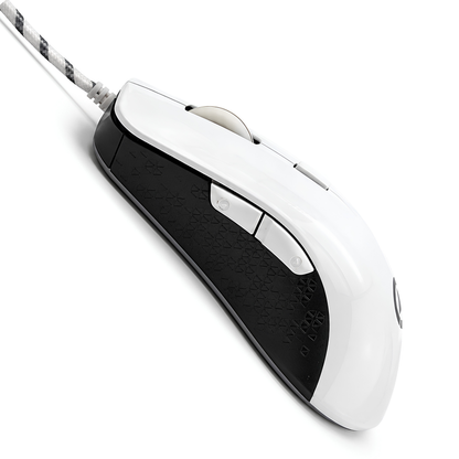 Vit gamingmus i vinkel – sidoknappar, svart greppzon och ergonomisk profil med flätad kabel